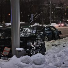 Savanorių prospekte – stipri BMW ir „Volkswagen“ avarija: po smūgio „Citybee“ rėžėsi į stulpą