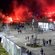 Lione prieš Europos lygos rungtynes futbolo sirgaliai susirėmė su policija