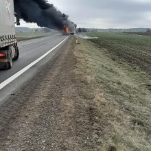 Vaizdas sukrečia: kelyje „Via Baltica“ vilkikas virto ugnies fakelu