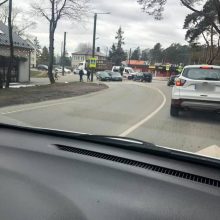 Po avarijos Panemunėje – dar viena nelaimė: BMW partrenkė eismo įvykio schemą braižiusią policininkę
