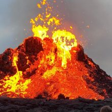 Lietuvis iš arti stebi Islandijos ugnikalnį: baisu, bet kažkas ten labai traukia