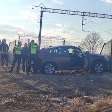 Kaune vilkikas nulėkė nuo skardžio: vairuotojas mirė, sumaitotas ir kliudytas BMW 