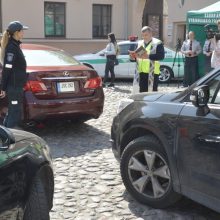 Tokio reido dar nebuvo: Rotušės aikštėje automobilius šventino policijos kapelionas