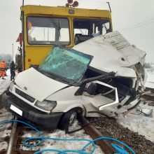 Kėdainių rajone traukinys susidūrė su mikroautobusu: gelbėtojai vadavo prispaustą žmogų