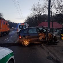 Kaune girto vairuotojo „Volkswagen“ vertėsi griovyje, dar vienas rėžėsi į stulpą