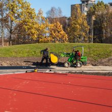 Užkliuvo aplink stadioną tveriama tvora: vaikams teks pėdinti didžiulį ratą