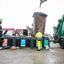 Į konteinerį išmesto šunelio gelbėjimo operacija – bevaisė 