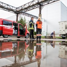 Kaune – pavojinga situacija: išsiliejo tona nuodingos rūgšties, yra nukentėjusiųjų