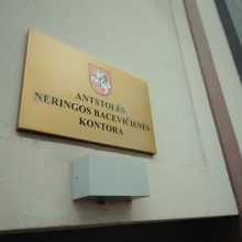 Kaune – išpuolis prieš antstolius: įtariamas ir kapinių išniekinimas 