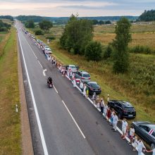 Apie 50 tūkst. žmonių susikibo rankomis ir pasiuntė žinią baltarusiams: jūs ne vieni