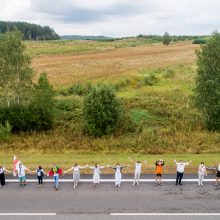 Apie 50 tūkst. žmonių susikibo rankomis ir pasiuntė žinią baltarusiams: jūs ne vieni