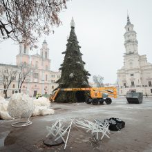Ardoma Kauno eglė, kainavusi tūkstančius: dekoracijos bus panaudotos kitur