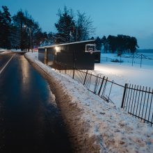 Nufilmuota: į griovį nuslydę ralistai nuniokojo tvorą ir paspruko iš įvykio vietos