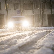 Kauną surakino sniego gniaužtai: eismo sąlygos nepavydėtinos visame mieste