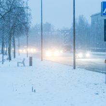 Kauną nuklojo baltas sniego patalas, vairavimo sąlygos – sudėtingos