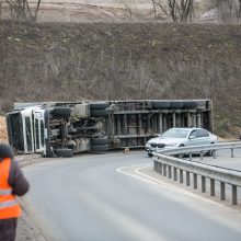 Ties Amalių pervaža – vėl avarija: apvirto vilkikas, išbiro krovinys