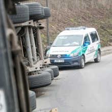 Ties Amalių pervaža – vėl avarija: apvirto vilkikas, išbiro krovinys