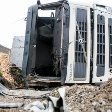 Per Amalių tunelį nepravažiuosite: traukiant apvirtusį vilkiką bus uždarytas eismas