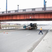 Techninės pagalbos transportui pačiam prireikė pagalbos: kliudė Aleksoto tilto konstrukcijas