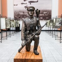 Kaune visuomenei pristatyta skulptūra partizanų vadui A. Ramanauskui-Vanagui
