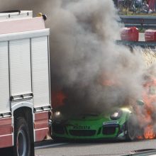 Incidentas: lenktynių trasoje Palangoje A. Stasiulevičiaus vairuojamą automobilį „Porsche“ sunaikino liepsnos.