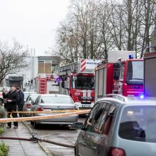 Liepsnos Kauno daugiabutyje: teko laužti šarvuotas duris