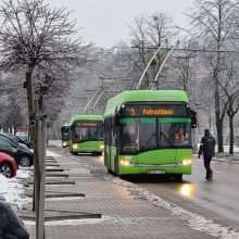Dėl apledėjusių laidų Kaune stojo troleibusai, išgelbėjo senosios „Škodos“