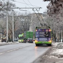 Dėl apledėjusių laidų Kaune stojo troleibusai, išgelbėjo senosios „Škodos“