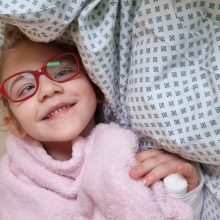 Operacija mergaitei padovanojo viltį: mama siunčia žinią kitiems tėvams