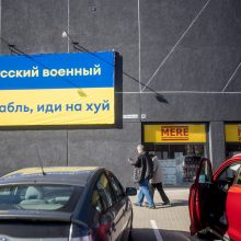 Dviprasmiška: ant rusiško kapitalo „Mere“ parduotuvės – Ukrainos palaikymo plakatas <span style=color:red;>(papildyta)</span>