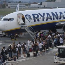 Keliones Europoje sutrikdė oro linijų darbuotojų streikai