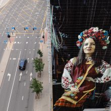 Ant Maskvos namų Vilniuje per dieną nupieštas tautiškas ukrainietės portretas