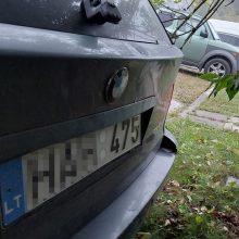 Du BMW vienodais numeriais – policijos akiratyje