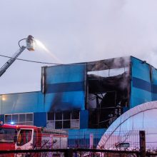 Po didžiulio gaisro Garliavoje – mokslininkų perspėjimai, atšauktos pamokos gimnazijoje