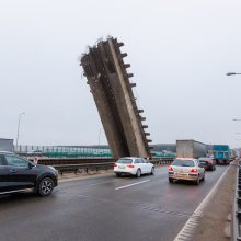 Naujausia informacija po tilto konstrukcijos griūties: uždaryta Panerių gatvė 