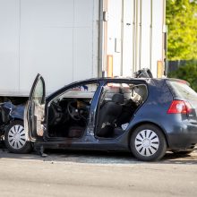 Kraupi avarija Vilniuje: „VW Golf“ palindo po vilkiku, vairuotojas žuvo vietoje