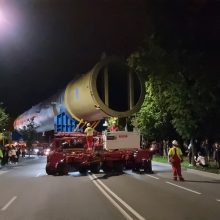 „Orlen Lietuva“: įklimpęs milžiniškas krovinys pratęsė kelionę