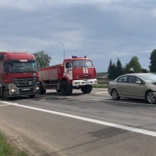 Kelyje link Jonavos – masinė avarija: automobiliai – suknežinti, nukentėjo trys žmonės