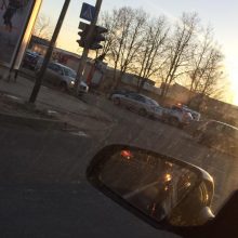 Vienoje Kauno sankryžoje neišsiteko BMW ir „Opel“, yra sužeistųjų