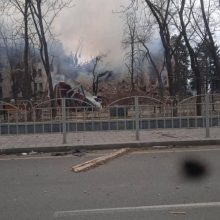 Karas Ukrainoje: kraupi ataka – bombarduotas Mariupolio teatras, kuriame slėpėsi šimtai žmonių