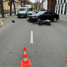 Kauno centre – skaudus susidūrimas: motociklininkui prireikė medikų pagalbos