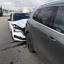 Sudaužė: su nauja „Škoda“ kaunietė pateko į smarkų eismo įvykį.