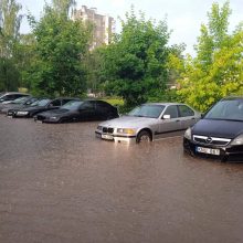 Nepavydėtina situacija Vilniuje: dėl liūties kai kurios gatvės tapo nepravažiuojamomis