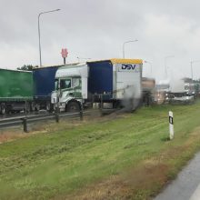 Islandijos plente susidūrė „Autokaustos“ sunkvežimis ir vilkikas: stringa eismas