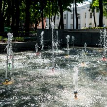 Muzikinio teatro sodelyje atgijo fontanas: vanduo džiugins trijuose baseinėliuose