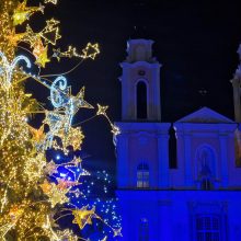 Žingsnis link Kalėdų: įžiebta žvaigždėmis puošta Kauno eglutė!