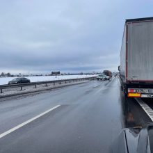 Magistralėje – chaosas: žiemos išbandymų neišlaikė sunkvežimiai, stoja eismas