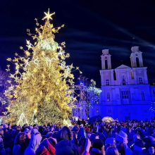 Žingsnis link Kalėdų: įžiebta žvaigždėmis puošta Kauno eglutė!