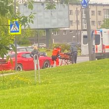 Nelaimė Kaune: partrenkta dviračiu gatvę kirtusi mergaitė