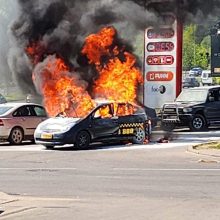 Sostinės degalinėje nugriaudėjo sprogimas: užsidegė taksi automobilis, nukentėjo vyras